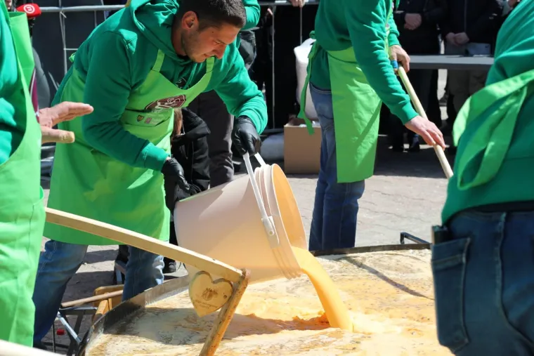 Za ovu kulinarsku pustolovinu pripremljene su velike količine sastojaka – 50 kilograma špeka, 30 kilograma šampinjona, 20 kilograma crvenog luka i čak 5000 jaja.

