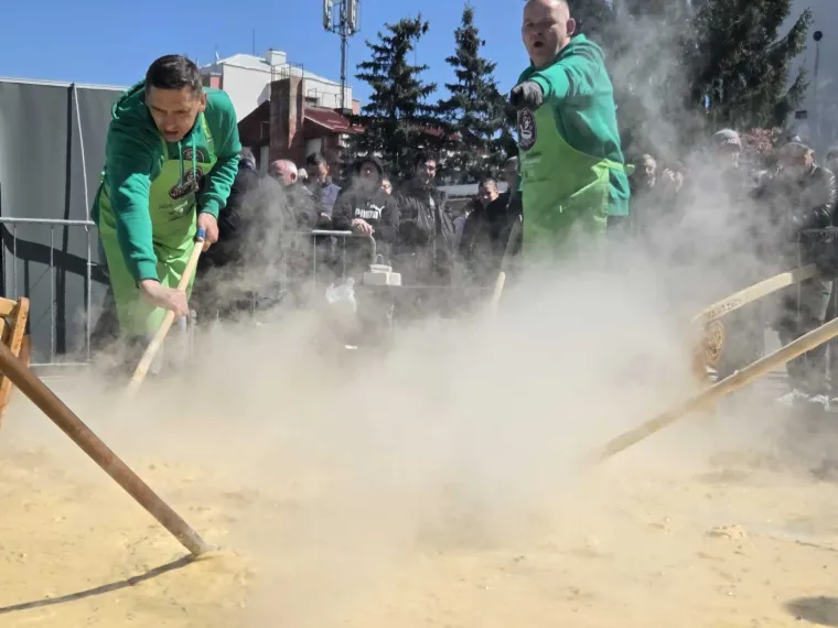 Oroslavčani pokazali &scaron;to znači prava glad: Napravili kajganu od 5000 jaja, masa ljudi do&scaron;la s tanjurom