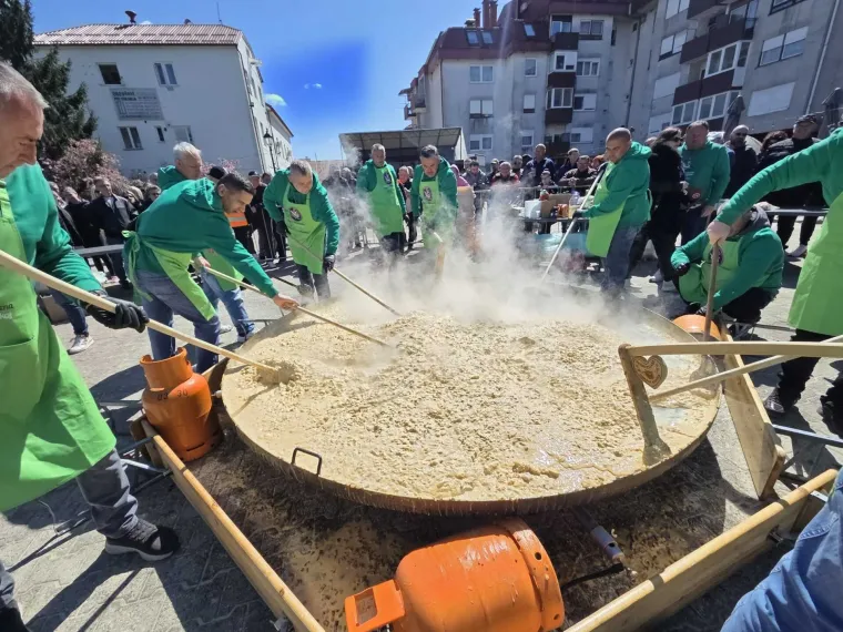 Oroslavčani pokazali &scaron;to znači prava glad: Napravili kajganu od 5000 jaja, masa ljudi do&scaron;la s tanjurom