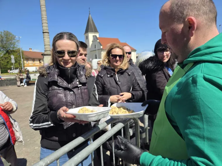 Oroslavčani pokazali &scaron;to znači prava glad: Napravili kajganu od 5000 jaja, masa ljudi do&scaron;la s tanjurom
