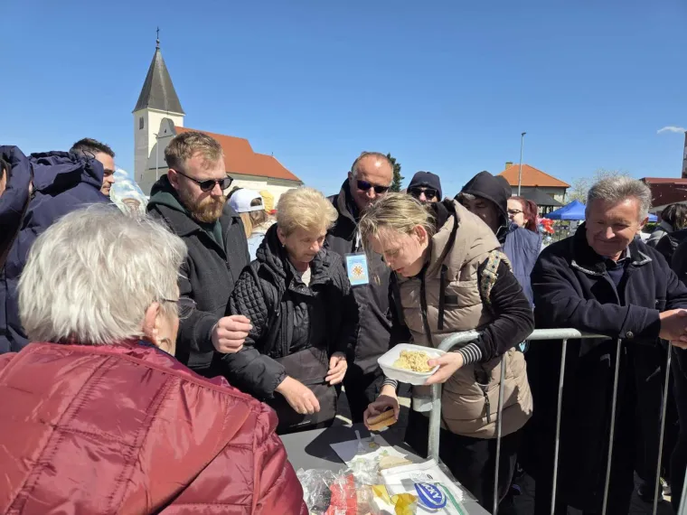 Oroslavčani pokazali &scaron;to znači prava glad: Napravili kajganu od 5000 jaja, masa ljudi do&scaron;la s tanjurom