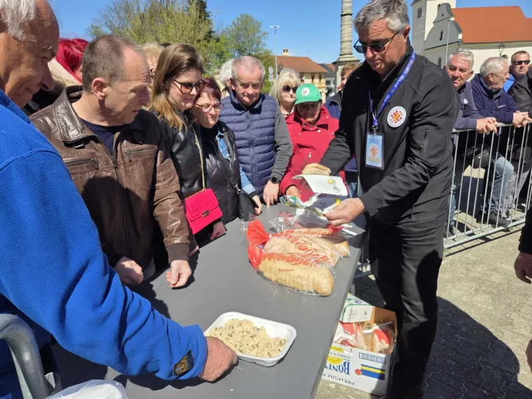 Oroslavčani pokazali &scaron;to znači prava glad: Napravili kajganu od 5000 jaja, masa ljudi do&scaron;la s tanjurom