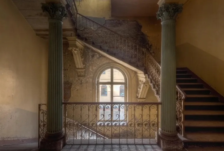 VILLA GUANO - Negdje na osami, obavijena velom tajne i tišinom koju narušava tek vjetar što prolazi kroz razbijene prozore, stoji Villa Guano. Nekadašnji simbol neizmjernog luksuza, bogatstva i društvenog prestiža, danas je tek sablasna ruševina, nijemi svjedok burnih povijesnih previranja, ljudskih sudbina i neumoljive prolaznosti vremena. Izgrađena s velikim ambicijama početkom 20. stoljeća, ova impozantna građevina danas privlači samo sjene prošlosti, znatiželjne poglede avanturista i ljubitelje urbanog istraživanja.