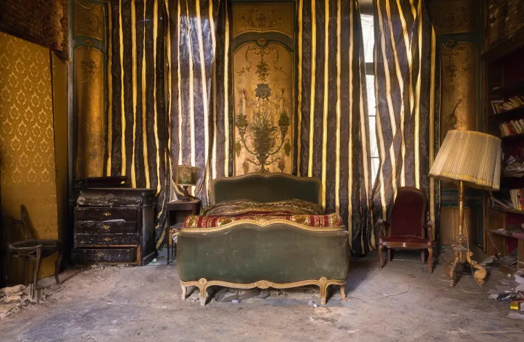 CHATEAU DE LE QUESNEL - U srcu regije Somme u Francuskoj, nekoć je stajao dvorac koji je stoljećima bio svjedokom burne povijesti, raskoši i naposljetku, tužnog propadanja. Povijest lokacije seže duboko u prošlost, s prvim zapisima o dvorcu na ovom mjestu još iz 12. stoljeća. Tada je bio u vlasništvu viteške obitelji Le Fort du Quesnel. Međutim, kao i mnoge građevine tog doba, ni ovaj prvi dvorac nije bio pošteđen ratnih razaranja. Tijekom Tridesetogodišnjeg rata, u 1630-ima, dvorac je opljačkan i teško oštećen od strane imperijalističkih snaga. Tijekom Prvog svjetskog rata, dvorac su okupirale i opljačkale njemačke trupe, a pretrpio je i bombardiranja. Nakon rata, Viscount Bourdon Blin obnovio je imanje i poklonio ga svojoj kćeri, grofici od Lussaca. Ipak, nakon Drugog svjetskog rata, dvorac ostaje nenastanjen. Sudbina Château de Le Quesnel zapečaćena je u prosincu 2018. godine. Veliki požar zahvatio je napušteno zdanje. Vatra je uništila gotovo sve, te iza sebe ostavila samo ogoljenu, pocrnjelu fasadu kao sablasni podsjetnik na ono što je nekad bilo. Požar se dogodio otprilike sedam godina nakon što je dvorac konačno napušten.