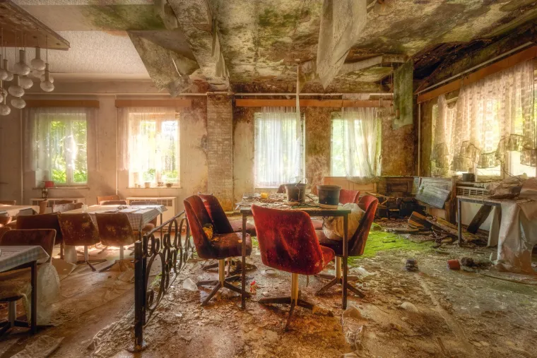 GRAND HOTEL LOCARNO - Smješten u šarmantnoj općini Muralto, s pogledom na mirne vode jezera Maggiore, Grand Hotel Locarno stoji kao svjetionik luksuza i povijesti. Ova veličanstvena građevina, bogate prošlosti i obećavajuće budućnosti, nezaobilazna je točka za svakoga tko istražuje slikovite krajolike švicarskog kantona Ticino. Priča o Grand Hotelu Locarno započinje krajem 19. stoljeća, u vrijeme kada je regija cvjetala kao turističko odredište. Dizajnirao ga vizionarski arhitekt Francesco Gallij, a kasnije ga modificirao Luigi Fontana, hotel je otvorio svoja vrata između 1874. i 1876. godine. Brzo je postao omiljeno utočište za švicarske Nijemce koji su tražili zimski bijeg, zahvaljujući novootvorenoj željezničkoj stanici u Locarnu i željezničkom tunelu St. Gotthard.
U listopadu 1925. godine, Grand Hotel Locarno postao je domaćin značajnog povijesnog događaja – Mirovne konferencije u Locarnu. Ovaj skup međunarodnih sila imao je za cilj poticanje mira nakon Prvog svjetskog rata. Delegacije iz Italije, Engleske, Belgije i Francuske pronašle su predah unutar raskošnih zidova hotela. Unatoč svojoj bogatoj prošlosti, Grand Hotel Locarno zatvorio je svoja vrata 31. prosinca 2005. Planovi za preobrazbu imanja u luksuznu rezidenciju s hotelom s pet zvjezdica i konferencijskim sadržajima na kraju su napušteni. Zgrada, ostavljena prazna, suočila se s brojnim pokušajima obnove tijekom godina, no nijedan nije uspio vratiti hotelu nekadašnju slavu.