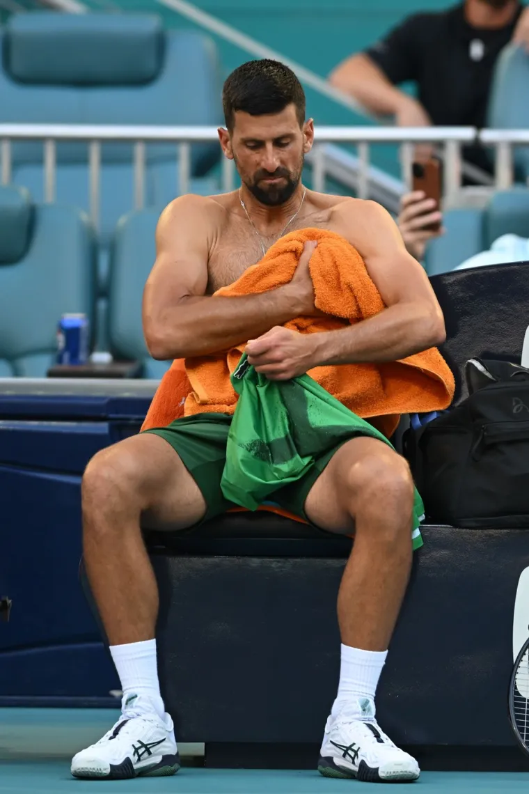 Ove rukavice smanjuju temperaturu &scaron;aka, pomažući mu da održi optimalnu tjelesnu temperaturu i pobolj&scaron;a izdržljivost mi&scaron;ića. Ranije je Đoković poku&scaron;avao rashladiti dlanove puhanjem, dok mu sada tehnologija omogućava učinkovitije rje&scaron;enje.