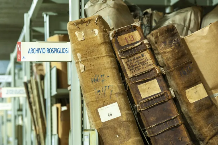 Ovdje su s posebnom pažnjom pohranjeni svi zakoni koje je Sveta Stolica donijela tijekom stoljeća, kao i diplomatska pisma i dokumenti koji svjedoče o moći i utjecaju najvažnijih obitelji kroz povijest. Ovi materijali pružaju jedinstven uvid u političke i dru&scaron;tvene odnose koji su utjecali na svijet.