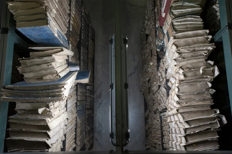 Državni arhivi pohranjuju osnovne dokumente koji se odnose na određenu zemlju, dok Vatikanski apostolski arhiv sadrži materijale i dokumente iz cijelog svijeta.