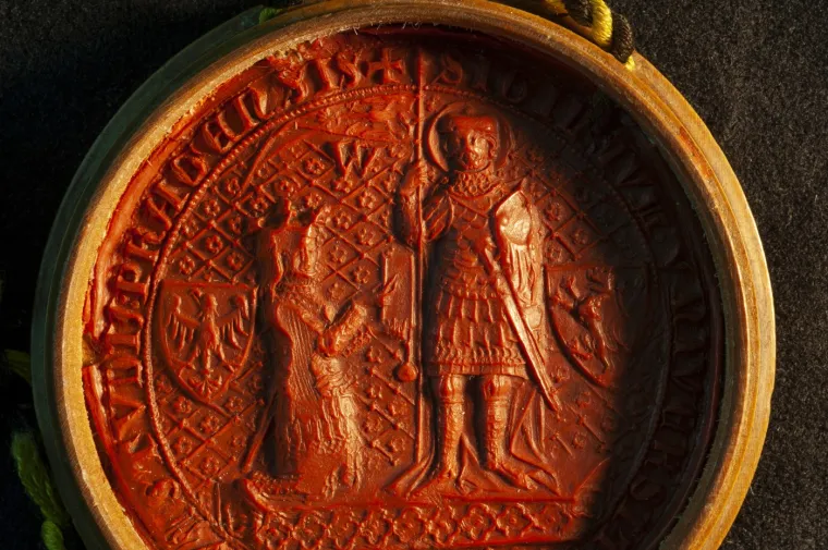 Tijekom jednog od svojih posjeta, Pagano je pokazao pergament zapečaćen crvenim voskom, s naslovom "Sanctissimo in Chris", koji je sadržavao žalbu engleskih plemića u vezi poni&scaron;tenja prvog braka kralja Henrika VIII. s Katarinom Aragonskom. Ovaj dokument, upućen papi Klementu 1530. godine, bio je zahtjev za razvod kako bi Henrik mogao oženiti Anne Boleyn. Pismo je potpisalo 81 plemića, koji su koristili vlastite vo&scaron;tane pečate kako bi podržali molbu.