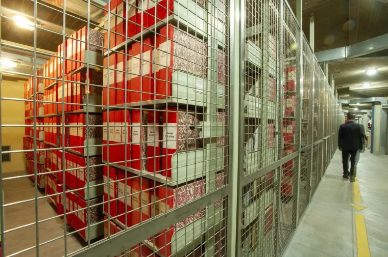 Papa Lav XIII. bio je prvi koji je 1881. godine omogućio znanstvenicima pristup arhivu, u kojem se čuvala dokumentacija vezana uz papinstvo, ekumenska vijeća i vatikanske urede, a koja datira jo&scaron; od 8. stoljeća.