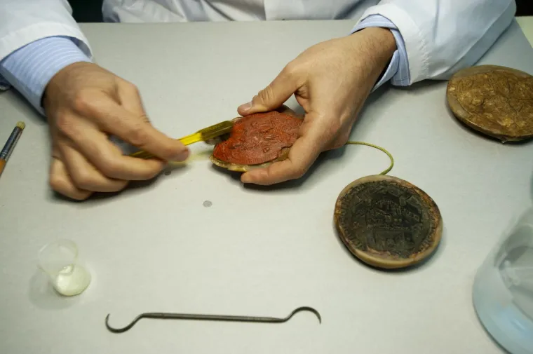 Prema Paganiju, Vatikan je 2019. godine, uslijed porasta prosvjeda protiv Pekinga, u tajnosti premjestio svoju arhivu iz Hong Konga.