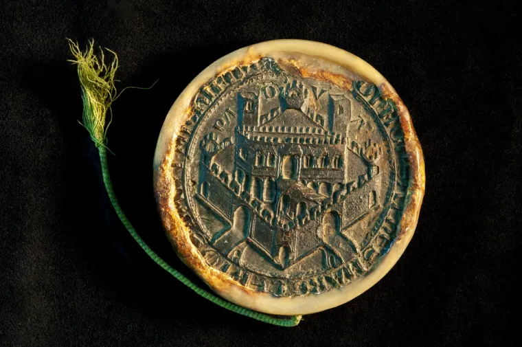 U ovim arhivima prostire se 85 kilometara polica, a u podzemnim prostorima, koji su poznati kao "bunker", pohranjeni su neprocjenjivi dokumenti. Ovaj podzemni kompleks, čija je verzija prikazana u filmskoj adaptaciji romana Dana Browna "Anđeli i demoni", jedno je od najstrože čuvanih mjesta u Vatikanu, gdje su pohranjeni neki od najvažnijih povijesnih dokumenata.