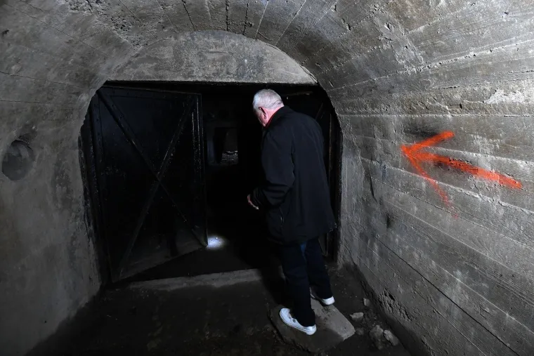 &quot;Bunkeri su građeni kao obrambene vojne građevine. Tu je bio i ručni generator za zrak, ima nekoliko soba s krevetima za smještaj vojske, a postoje i dva tunela&quot;, govori Josip Matejak, mještanin Sudovca.
