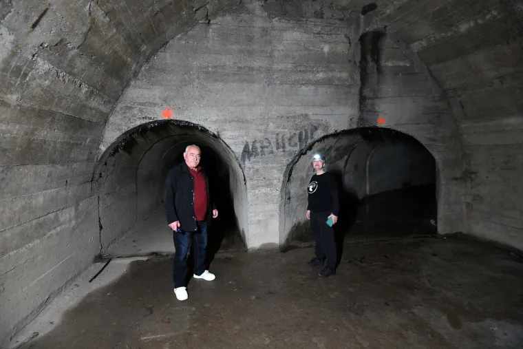 Unutrašnjost bunkera otkriva niz prostorija s metalnim vratima, tragovima ventilacijskog sustava, instaliranom strujom i rezervoarima za vodu - svi elementi koji ukazuju na spremnost za izolaciju i preživljavanje u slučaju katastrofe.