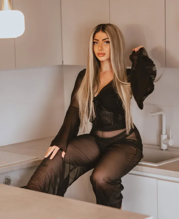 Tko je djevojka iz 'TikTok rata'? Voli silikone, snima za Only Fans i priča o zlostavljanju