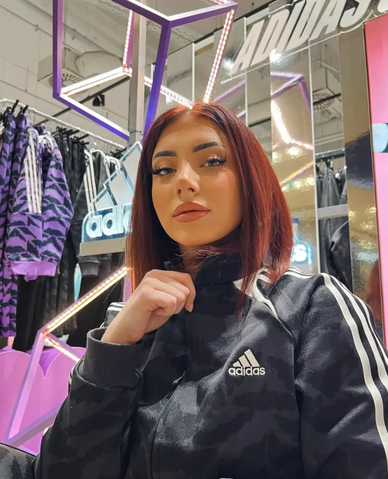 Tko je djevojka iz 'TikTok rata'? Voli silikone, snima za Only Fans i priča o zlostavljanju