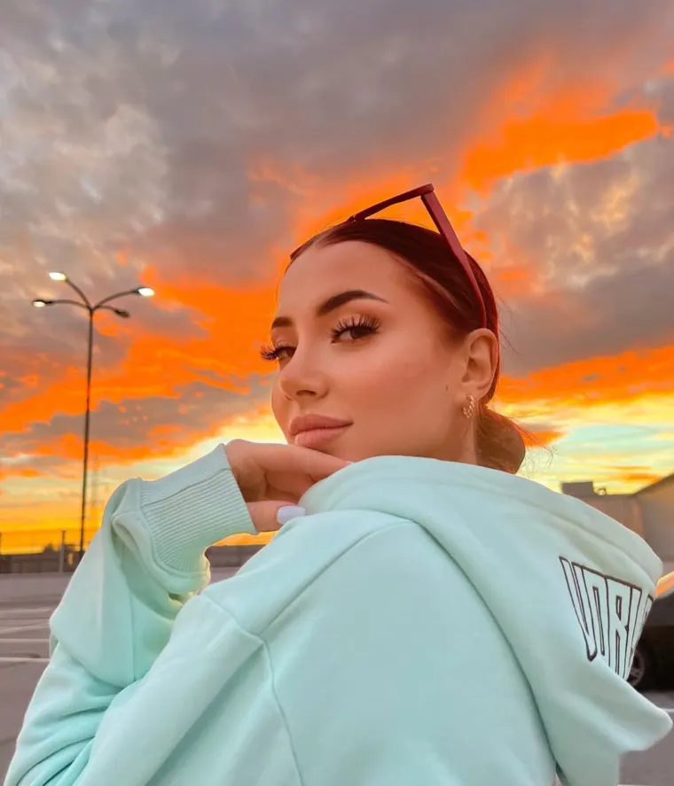 Tko je djevojka iz 'TikTok rata'? Voli silikone, snima za Only Fans i priča o zlostavljanju