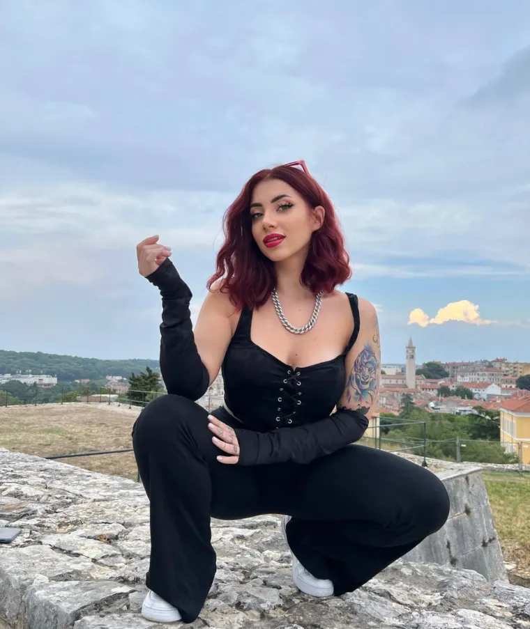 Tko je djevojka iz 'TikTok rata'? Voli silikone, snima za Only Fans i priča o zlostavljanju