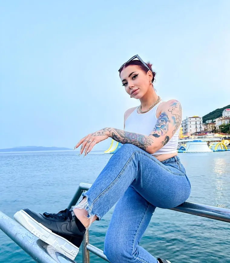 Tko je djevojka iz 'TikTok rata'? Voli silikone, snima za Only Fans i priča o zlostavljanju