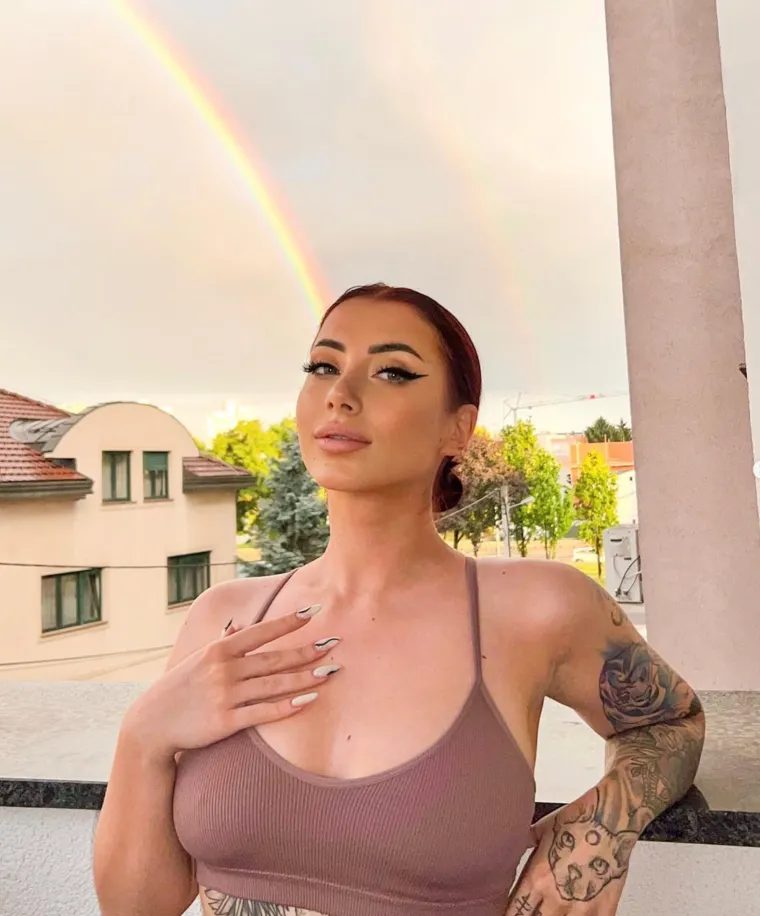 Tko je djevojka iz 'TikTok rata'? Voli silikone, snima za Only Fans i priča o zlostavljanju