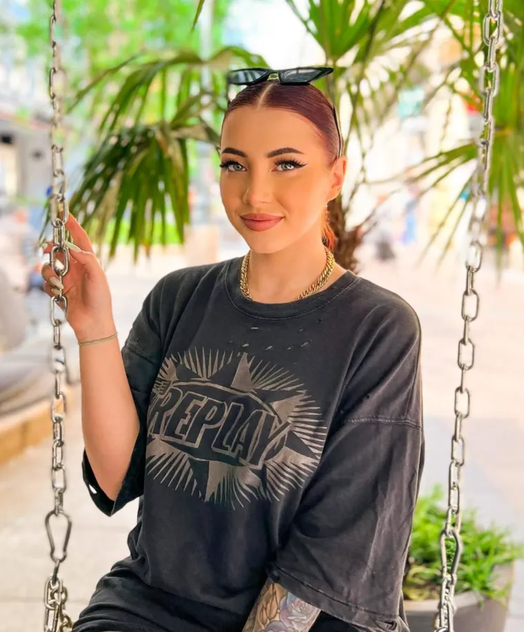 Tko je djevojka iz 'TikTok rata'? Voli silikone, snima za Only Fans i priča o zlostavljanju