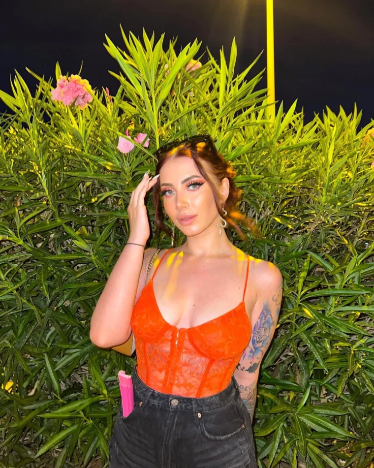 Tko je djevojka iz 'TikTok rata'? Voli silikone, snima za Only Fans i priča o zlostavljanju