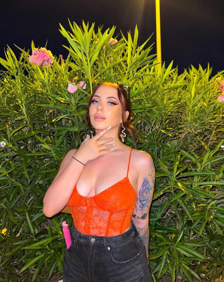 Tko je djevojka iz 'TikTok rata'? Voli silikone, snima za Only Fans i priča o zlostavljanju