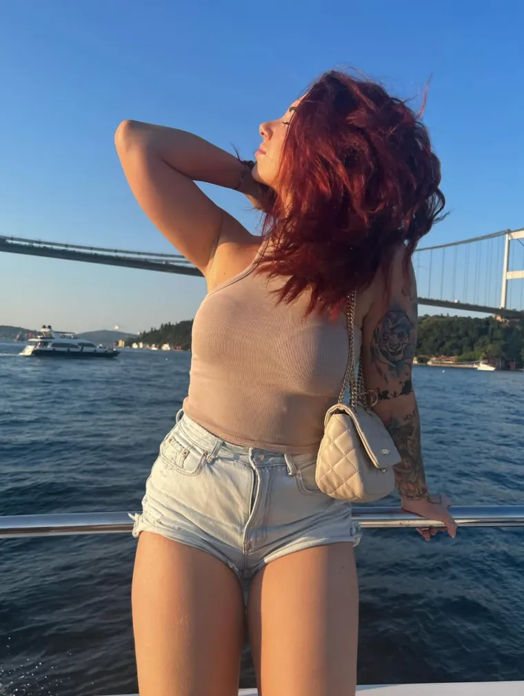 Tko je djevojka iz 'TikTok rata'? Voli silikone, snima za Only Fans i priča o zlostavljanju