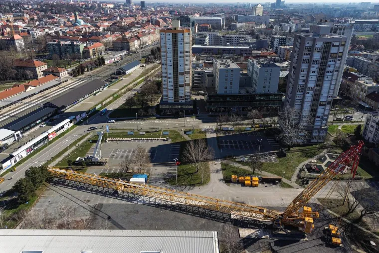 &quot;Ovo je najveća dizalica i kran koje smo ikada imali u Zagrebu, stoga molimo građane za razumijevanje zbog neizbježnog zauzeća javne površine i parkinga,“ poručio je prije mjesec dana zamjenik zagrebačkog gradonačelnika Luka Korlaet.