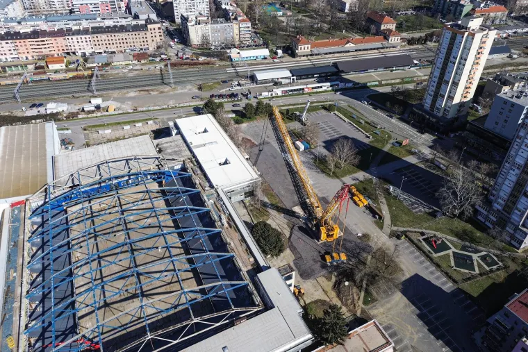 Radovi na Domu sportova u punom jeku, odmah se pojavio problem s gigantskom dizalicom