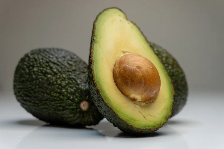 2. Avokado - On je odličan za vaš mozak i mentalno zdravlje. &quot;Avokado je bogat magnezijem, supernutrijentom kojeg mnogi od nas ne unose dovoljno. Povećanje unosa magnezija u vašoj prehrani sigurno može napraviti razliku&quot;, rekla je registrirana dijetetičarka Julia Zumpano.