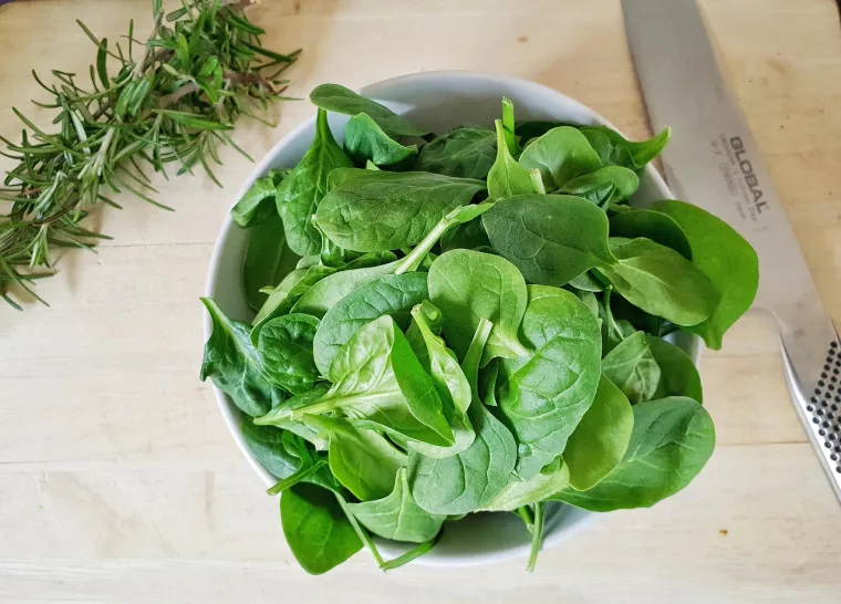 5. špinat - Zeleno lisnato povrće, poput špinata, te voće i povrće s visokim udjelom antioksidansa (poput vitamina A, C i E) može pomoći u održavanju zdravlja mozga i smanjiti simptome tjeskobe. Špinat je također bogat magnezijem, koji pomaže u smirivanju živčanog sustava i štiti od stresa.
