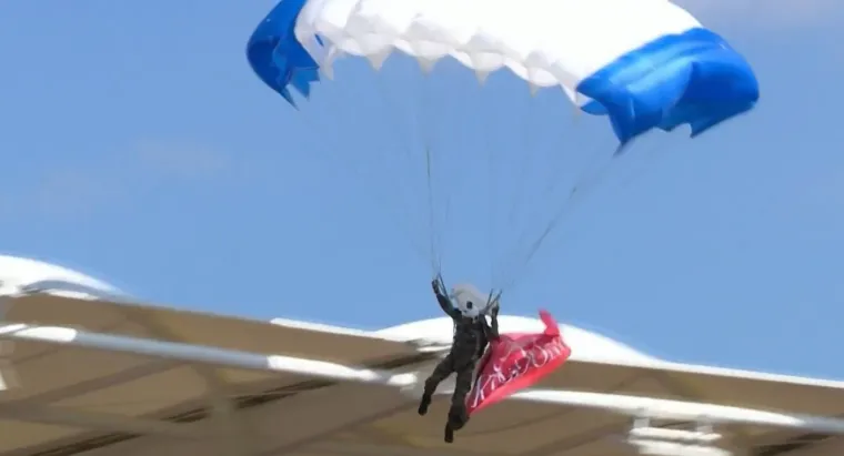 No, trećem se padobran zaglavio na krovu stadiona jer je krivo procijenio slijetanje.
