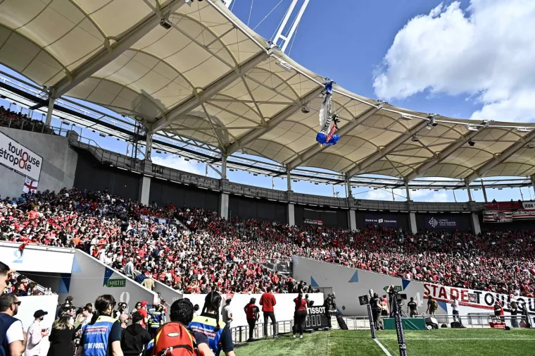 Padobranac se zabio u krov stadiona: Ljudi bježali s tribine dok je visio iznad njih i očajnički se držao za tkaninu