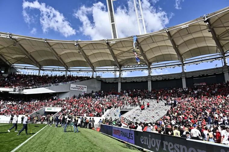 Padobranac se zabio u krov stadiona: Ljudi bježali s tribine dok je visio iznad njih i očajnički se držao za tkaninu