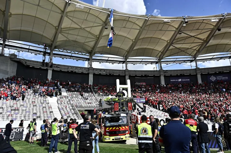 Padobranac se zabio u krov stadiona: Ljudi bježali s tribine dok je visio iznad njih i očajnički se držao za tkaninu