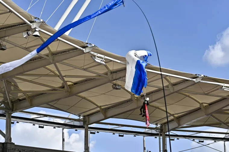 Padobranac se zabio u krov stadiona: Ljudi bježali s tribine dok je visio iznad njih i očajnički se držao za tkaninu
