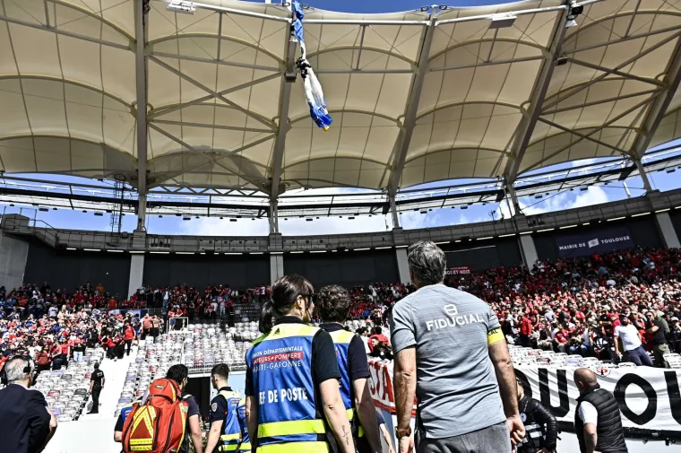 Padobranac se zabio u krov stadiona: Ljudi bježali s tribine dok je visio iznad njih i očajnički se držao za tkaninu