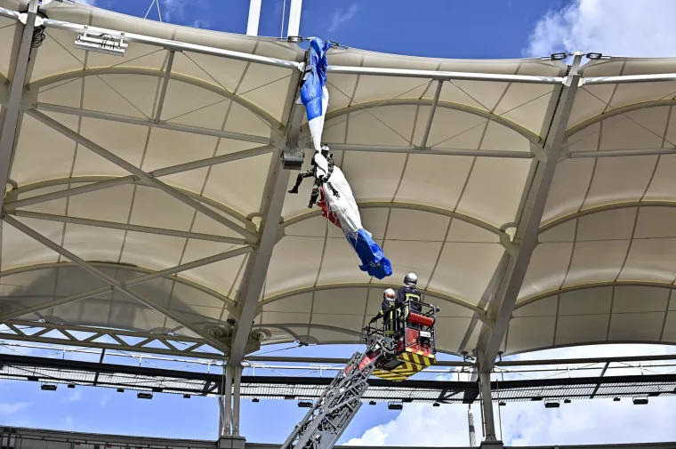 Padobranac se zabio u krov stadiona: Ljudi bježali s tribine dok je visio iznad njih i očajnički se držao za tkaninu