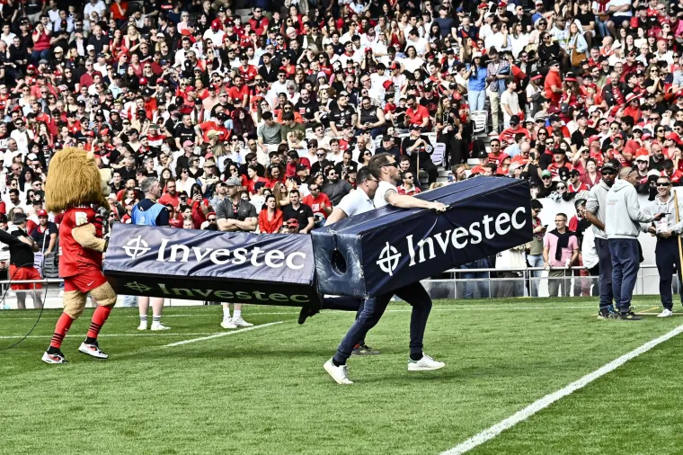 Padobranac se zabio u krov stadiona: Ljudi bježali s tribine dok je visio iznad njih i očajnički se držao za tkaninu