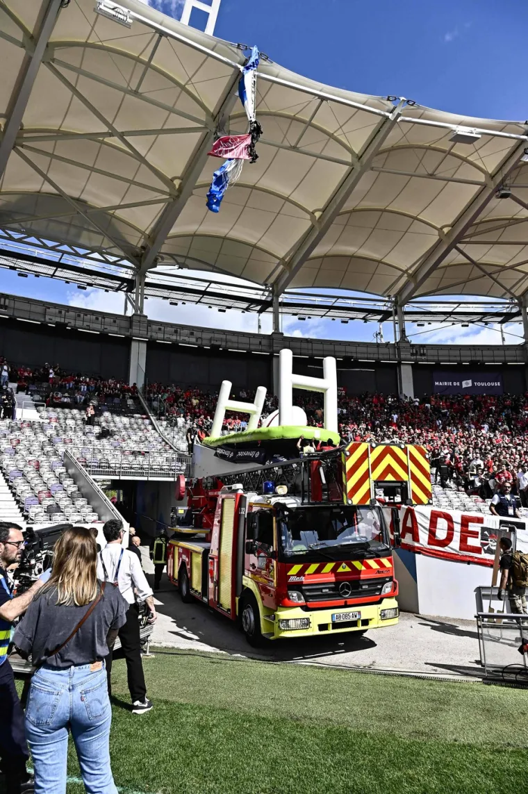 Padobranac se zabio u krov stadiona: Ljudi bježali s tribine dok je visio iznad njih i očajnički se držao za tkaninu