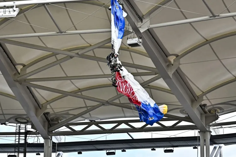 Padobranac se zabio u krov stadiona: Ljudi bježali s tribine dok je visio iznad njih i očajnički se držao za tkaninu