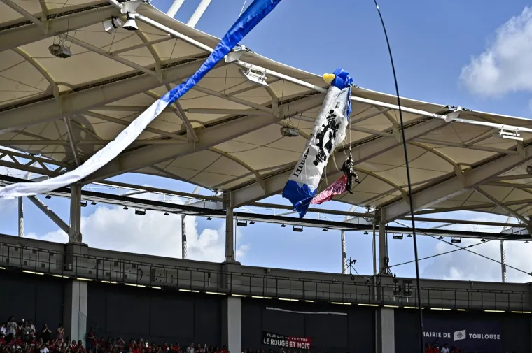 Padobranac se zabio u krov stadiona: Ljudi bježali s tribine dok je visio iznad njih i očajnički se držao za tkaninu
