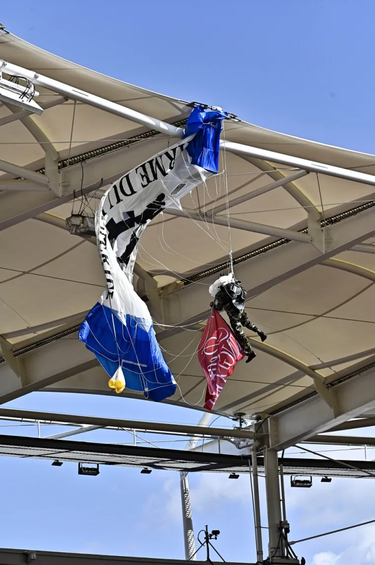 Padobranac se zabio u krov stadiona: Ljudi bježali s tribine dok je visio iznad njih i očajnički se držao za tkaninu