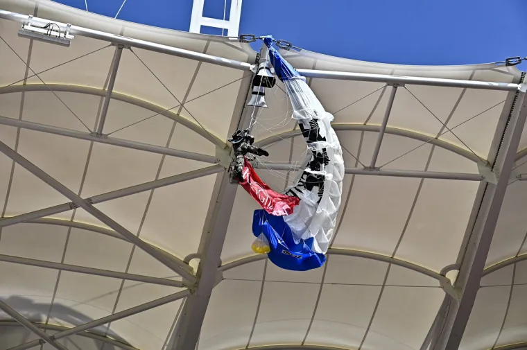 Padobranac se zabio u krov stadiona: Ljudi bježali s tribine dok je visio iznad njih i očajnički se držao za tkaninu