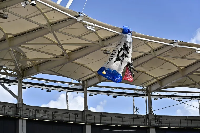 Padobranac se zabio u krov stadiona: Ljudi bježali s tribine dok je visio iznad njih i očajnički se držao za tkaninu