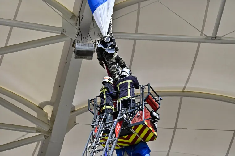 Padobranac se zabio u krov stadiona: Ljudi bježali s tribine dok je visio iznad njih i očajnički se držao za tkaninu