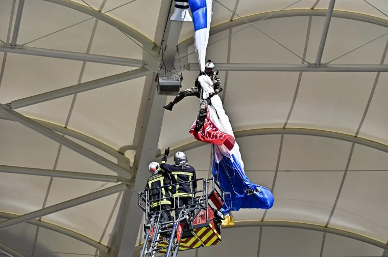 Padobranac se zabio u krov stadiona: Ljudi bježali s tribine dok je visio iznad njih i očajnički se držao za tkaninu