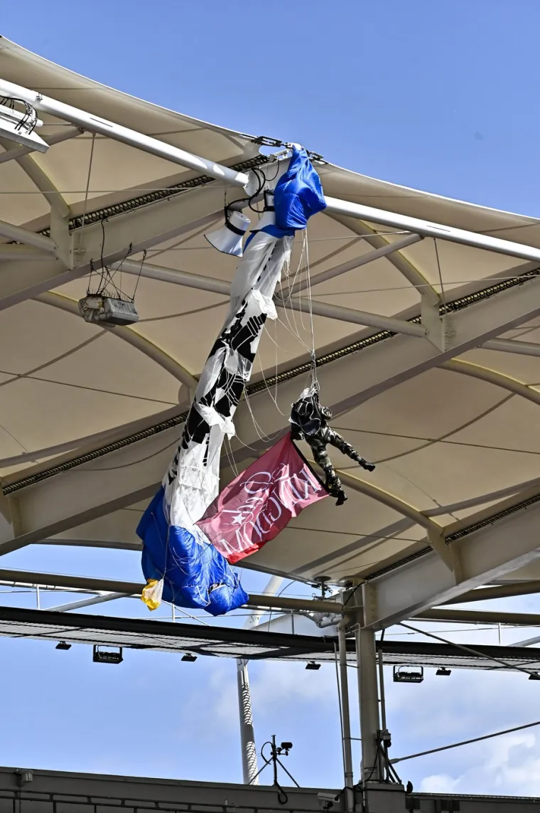 Padobranac se zabio u krov stadiona: Ljudi bježali s tribine dok je visio iznad njih i očajnički se držao za tkaninu