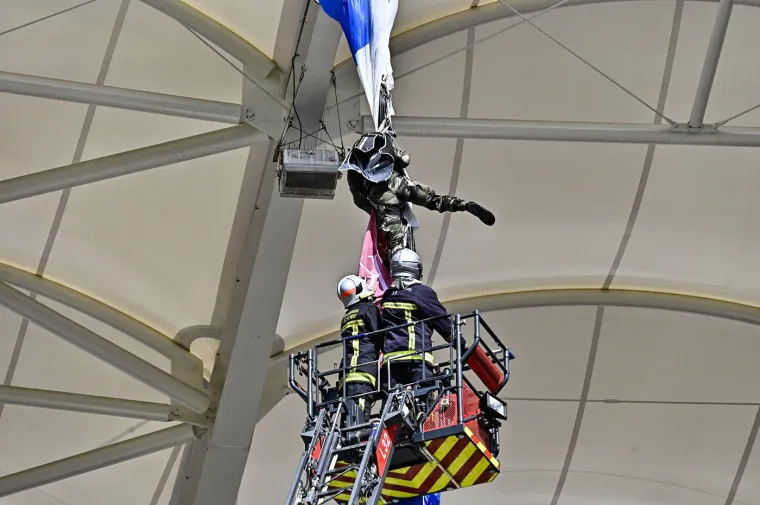 Padobranac se zabio u krov stadiona: Ljudi bježali s tribine dok je visio iznad njih i očajnički se držao za tkaninu